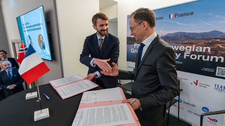 Næringsminister Jan Christian Vestre og ekspedisjonssjef Thomas Courbe signerer det fransk-norske industripartnerskapet.
