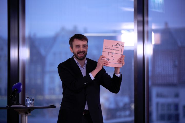 Næringsminister Jan Christian Vestre presenterer veikart for reiselivet.