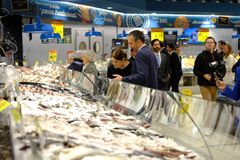 Sjømatrådets utsending til Portugal Trond Rismo, viste fiskeri- og havminister Cecilie Myrseth det rike utvalget av norsk klippfisk under besøket til supermarkedkjeden Pingo Doce.