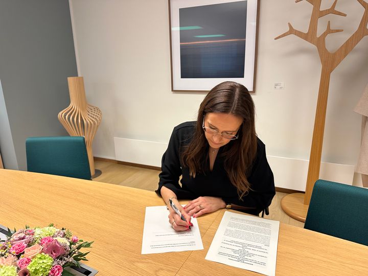 Fiskeri- og havministeren signerer avtale med Storbritannia, Belgia, Danmark og Nederland om å forenkle driften av autonome skip i Nordsjøen.