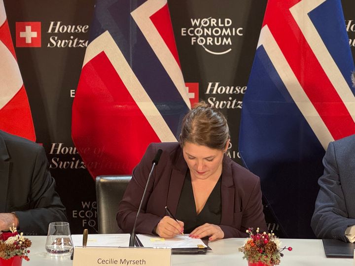 Næringsminister Cecilie Myrseth signerer ny frihandelsavtale med Kosovo.