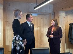 Næringsminister Cecilie Myrseth sammen med Kosovos statsminister Albin Kurti og hans norske kone Rita Augestad Knudsen.