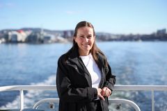 Fiskeri- og havministeren på båt med blå himmel