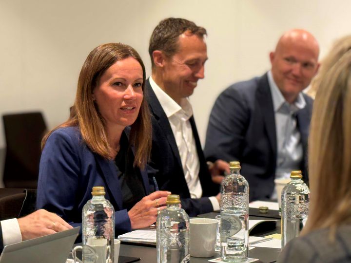 Fiskeri- og havminister Marianne Sivertsen Næss i møte med sjømatnæringa. Sjømatrådets direktør Christer Chramer og sjømatutsending Tore Holvik i bakgrunnen.
