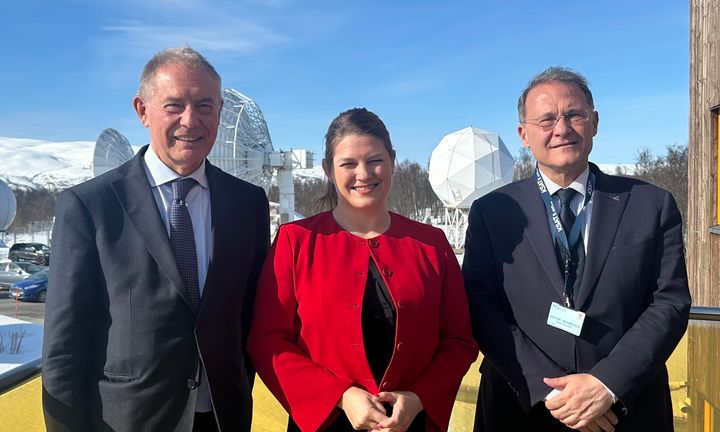 Næringsminister Cecilie Myrseth sammen med den italienske industriministeren Adolfo Urso og viseutenriksministeren Edmondo Cirielli.