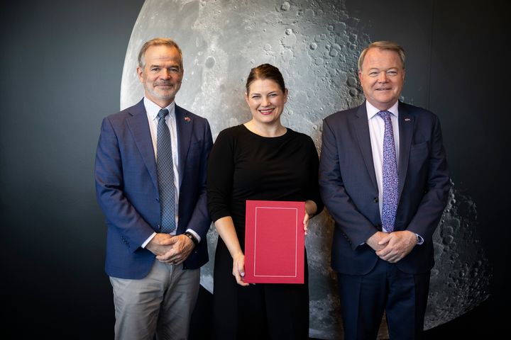 Sjef for norsk romsenter, Christian Hauglie-Hanssen, næringsminister Cecilie Myrseth og Robert Needham fra den amerikanske ambassade.