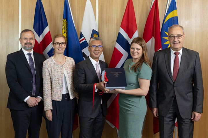 På EFTAs ministermøte i Tromsø signerte Norge og de andre EFTA-landene en ny handelsavtale med Malaysia. (F.v.) Islands finansminister Daði Már Kristófersson, Liechtensteins statsminister Sabine Monauni, Malaysias industri- og handelsminister Tengku Zafrul Aziz, næringsminister Cecilie Myrseth og visepresident i Sveits Guy Parmelin.
