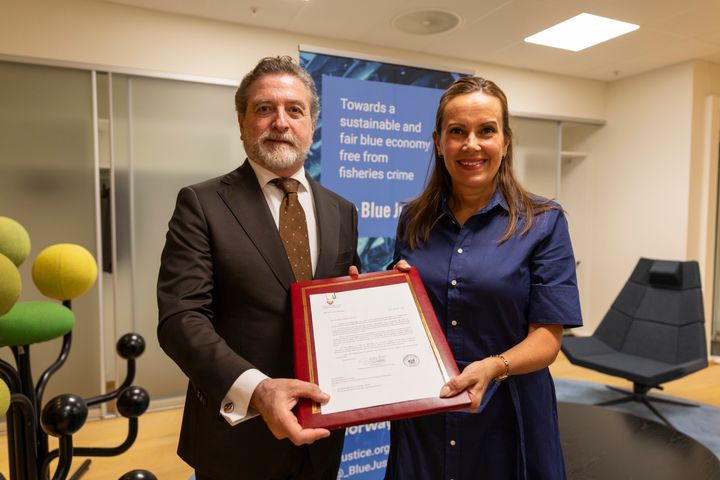 Fiskeri- og havminister Marianne Sivertsen Næss sammen med Perus ambassadør til Norge, Gustavo Laurie Escandón, under overrekkelsen av signaturen på erklæringen.