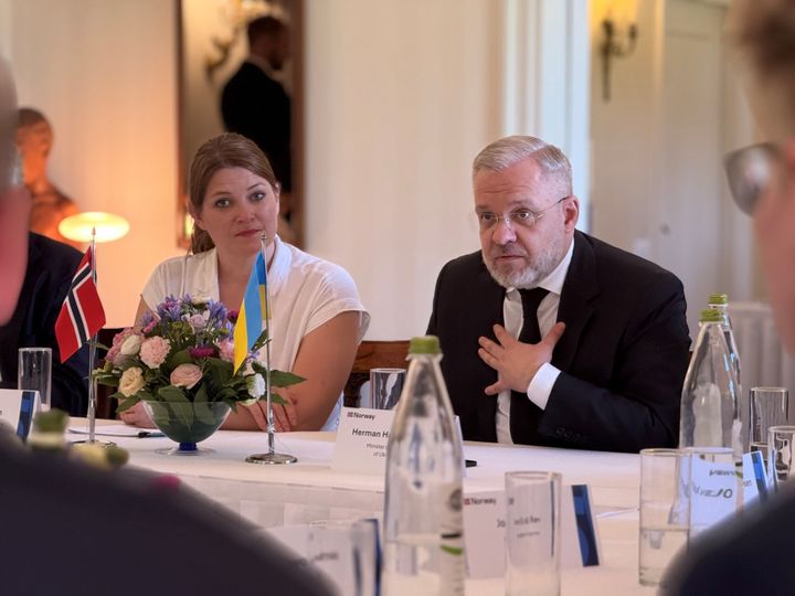 Næringsminister Cecilie Myrseth og Ukrainas energiminister Herman Halusjenko på næringslivsrundebord i Roma.