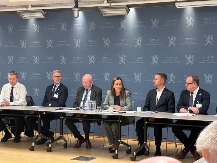 Fiskeri- og havministeren under møte med aktører i maritim næring.