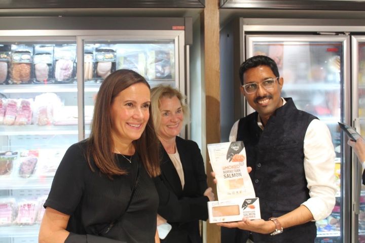 Fiskeri- og havministeren besøkte delien Cambay Tiger i Mumbai, her sammen med Norges ambassadør May-Elin Stener og butikksjef Amit Tiwary