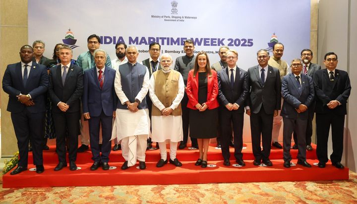 Fiskeri- og havminister Marianne Sivertsen Næss sammen med statsminister Modi, skipsfartsminister Sonowal og andre prominente gjester på India Maritime Week 2025.