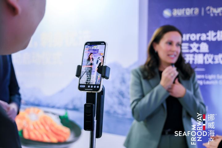 Fiskeri- og havminister Marianne Sivertsen Næss deltar på livestreaming på et laksearrangement i Beijing.