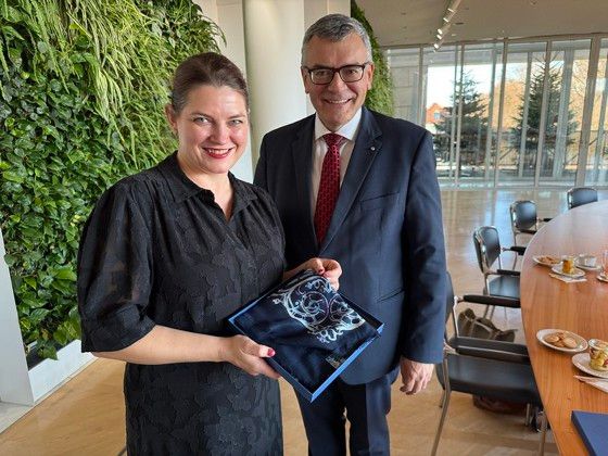 N%E6ringsminister%20Cecilie%20Myrseth%20m%F8tte%20Florian%20Hermann%2C%20leder%20for%20Bayerischen%20Staatskanzlei.