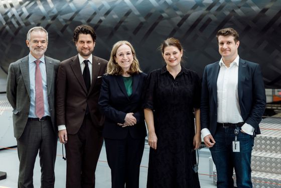 N%E6ringslivsdelegasjonen%20bes%F8kte%20Isar%20Aerospace%20i%20M%FCnchen.%20%28F.v%29%20Christian%20Hauglie-Hanssen%20fra%20Direktoratet%20for%20romvirksomhet%2C%20Vegard%20Gr%F8slie%20Wennesland%2C%20statssekret%E6r%20i%20N%E6rings-%20og%20fiskeridepartementet%2C%20Laila%20Stenseng%2C%20Norges%20ambassad%F8r%20til%20Tyskland%2C%20n%E6ringsminister%20Cecilie%20Myrseth%20og%20Josef%20Fleischmann%2C%20leder%20og%20medgrunnlegger%20av%20Isar