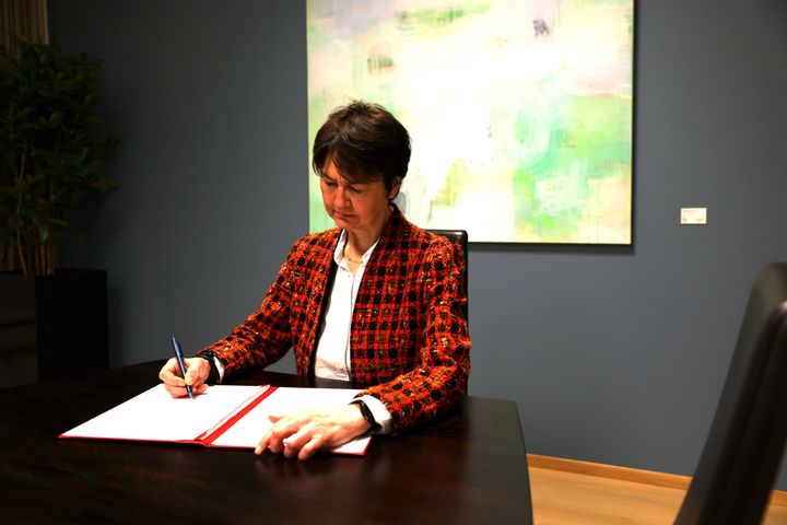 Avtalen ble signert av delegasjonsleder og departementsråd i Nærings- og fiskeridepartementet, Mette I. Wikborg.