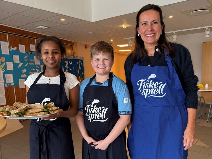 Fiskeri- og havminister Marianne Sivertsen Næss, sammen med elevene Hasset Michel og Aksel Arnesen.