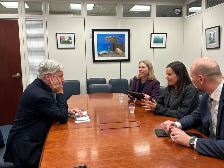Fiskeri- og havminister Marianne Sivertsen Næss og Norges ambassadør til USA Anniken Huitfeldt, i møte med senator Sheldon Whitehouse (demokrat, Rhode Island), en av de mest profilerte pådriverne for amerikansk havpolitikk-