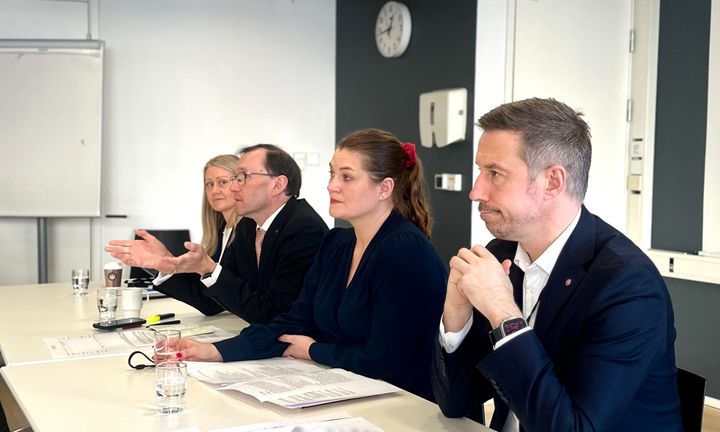 Utenriksminister Espen Barth Eide og næringsminister Cecilie Myrseth, her sammen med statssekretær for utenriksministeren Astrid Bergmål og statssekretær for fiskeri- og havministeren, Even Tronstad Sagebakken.