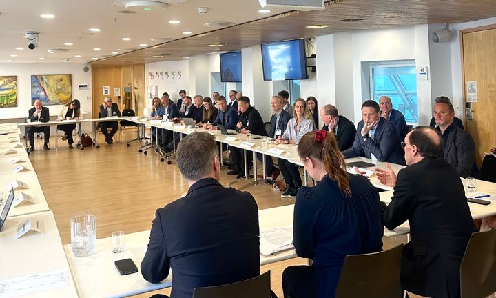 N%E6ringsminister%20Cecilie%20Myrseth%20og%20utenriksminister%20Espen%20Barth%20Eide%20i%20m%F8te%20med%20norsk%20n%E6ringsliv%20om%20den%20handelspolitiske%20situasjonen.