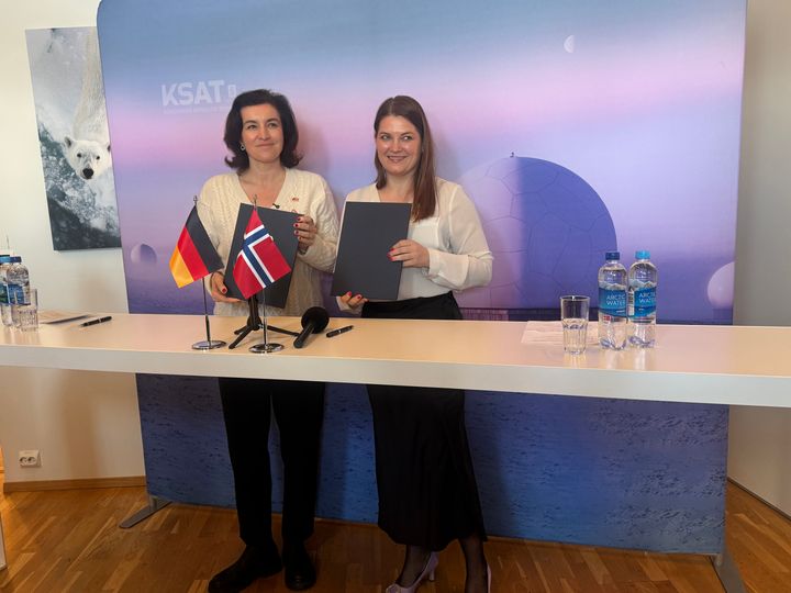 Den tyske romministeren Dorothee Bär og næringsminister Cecilie Myrseth under signeringen.