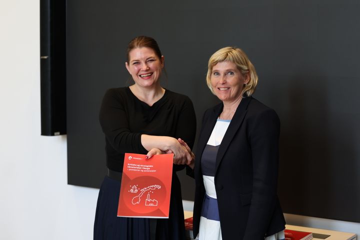 Næringsminister Cecilie Myrseth mottar rapporten fra Trude Sundset, teknologidirektør i Norsk Hydro og del av styringsgruppen i Prosess21.