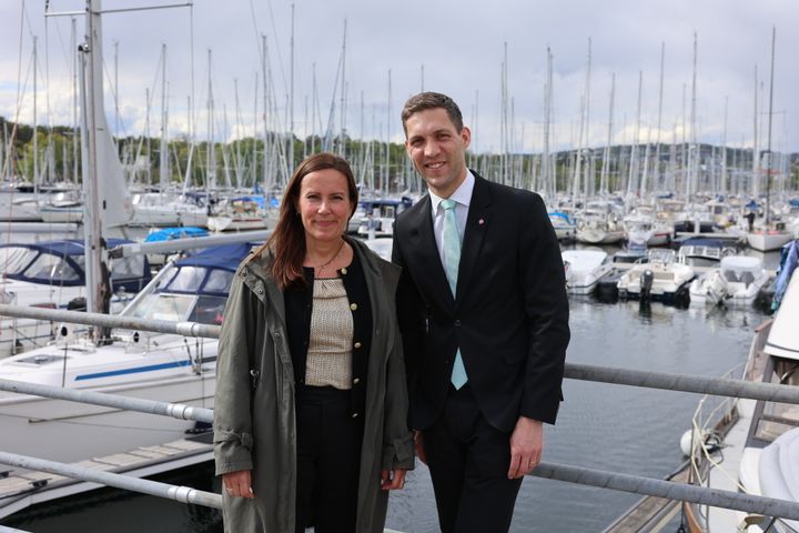 Fiskeri- og havminister Marianne Sivertsen Næss og klima- og miljøminister Andreas Bjelland Eriksen ved Kongen Marina i Oslo.