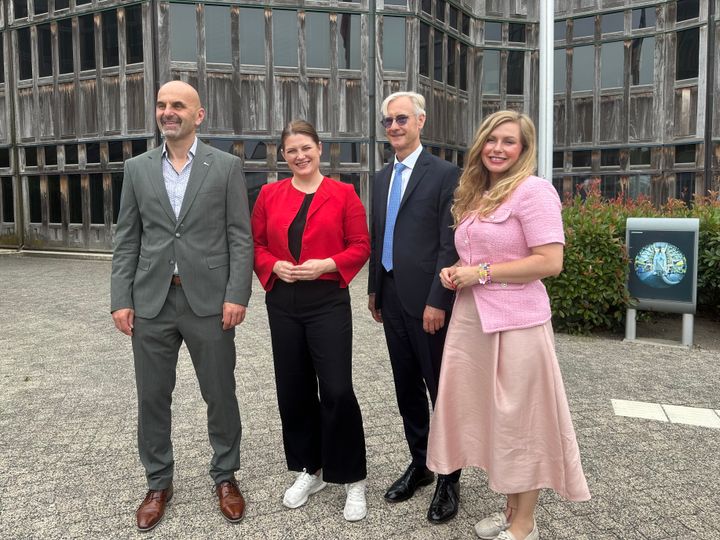 N%E6ringsminister%20Cecilie%20Myrseth%20bes%F8kte%20European%20Space%20Research%20and%20Technology%20Centre%20%28ESTEC%29.%20Her%20sammen%20med%20ESA%20direkt%F8r%20Dietmar%20Pilz%2C%20ambassad%F8r%20Erling%20Rimestad%20og%20direkt%F8r%20i%20NHO%20Brussel%2C%20Anne%20Line%20Kaxrud.