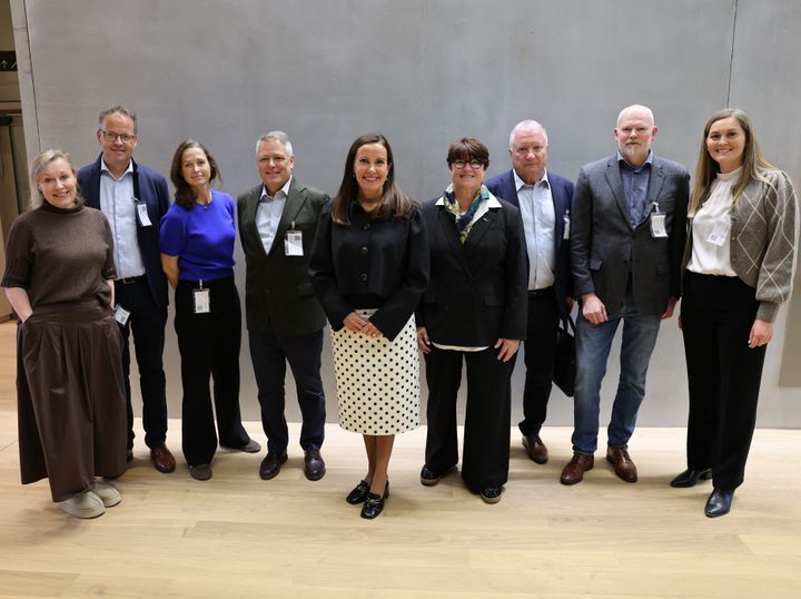 Første møte i sjømatnettverket. (F.v.) Annechen Bahr Bugge, Sigvald Rist, Inger-Mari Nebbenes, Fredrik Hald, fiskeri- og havminister Marianne Sivertsen Næss, Anne Mette Johnsen, Rolf Domstein, Kjetil Holen og Camilla Moe.