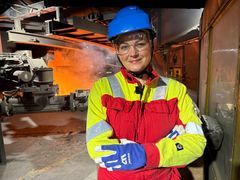 Næringsminister Cecilie Myrseth ved eit besøk til eit smelteverk i 2025.
