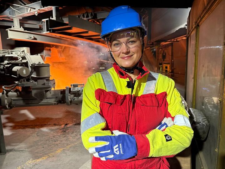 Næringsminister Cecilie Myrseth ved eit besøk til eit smelteverk i 2025.