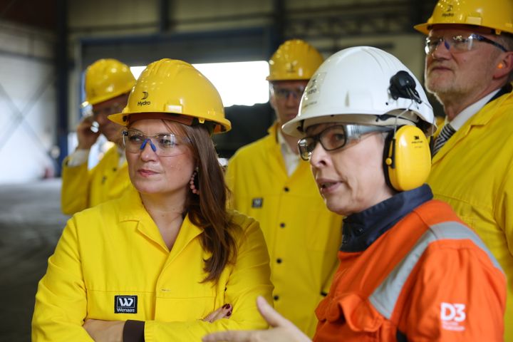 Næringsminister Cecilie Myrseth under omvisning på Hydros fabrikk Azuqueca de Henares.