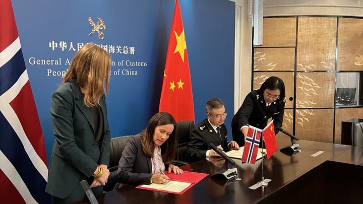 Fiskeri- og havminister Marianne Sivertsen Næss og viseminister i GACC, Zhang Baofang, signerer protokoll for norske villfangede arter.