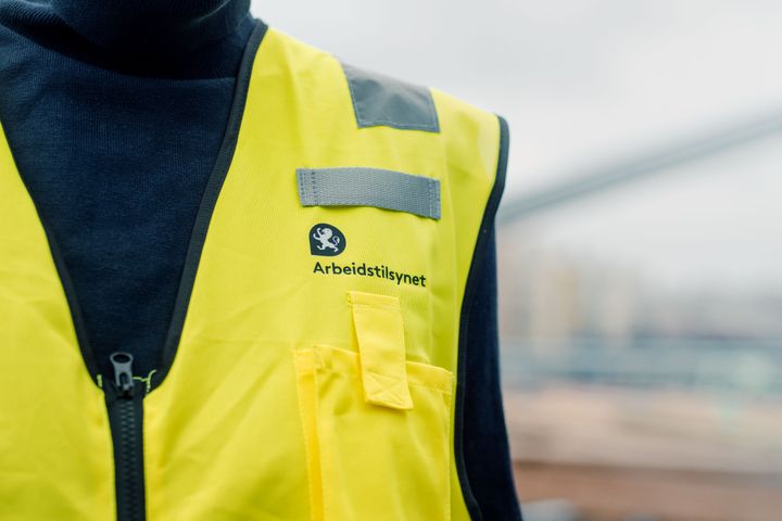 Gul vest med Arbeidstilsynets logo.