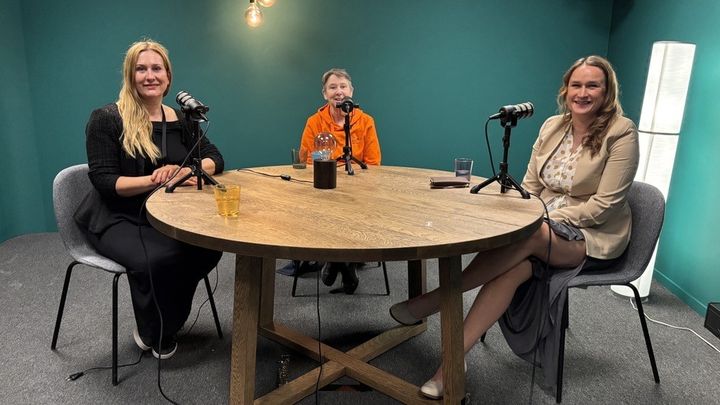 Pride og inkludering er tema i siste episode av Arbeidslyst, podkasten til Arbeidstilsynet. Fra venstre: programleder Elin Solvang Hjelmen, rådgiver Eva Jenssen og direktør Ingvill Kvernmo.