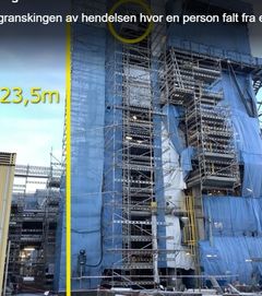 Skjermbilde fra en video, stillas som går langt i høyden med en gul ring høyt oppe der mannen falt fra.
