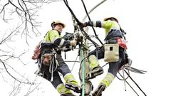 To arbeidere jobber i en høyespentmast