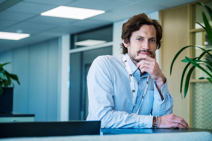 Bildet viser en mann i kontorlandskap.