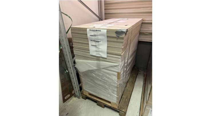 VÆR OPPMERKSOM VED BREKKASJE: Det er ved skader eller bearbeiding av platene at asbestfibre frigjøres og kan pustes inn.