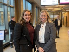 Direktør i Arbeidstilsynet, Ingvill Kvernmo, og arbeids-og inkluderingsminister Kjersti Stenseng under lanseringen av flerspråklig chatbot.