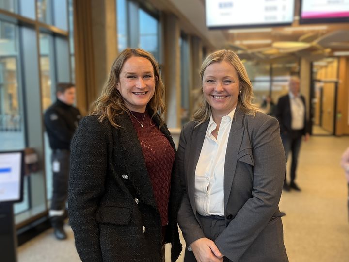 Direktør i Arbeidstilsynet, Ingvill Kvernmo, og arbeids-og inkluderingsminister Kjersti Stenseng under lanseringen av flerspråklig chatbot.