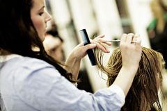 Omtrent 4 av 10 frisører får håndeksem i løpet av karrieren, viser en samlestudie fra de siste 20 årene.