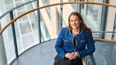 Direktøren i Arbeidstilsynet, Ingvill Kvermo, står i ei trapp og ser i kamera