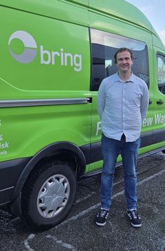 Bildet viser Bjørn Slettebø som står foran en grønn varebil.