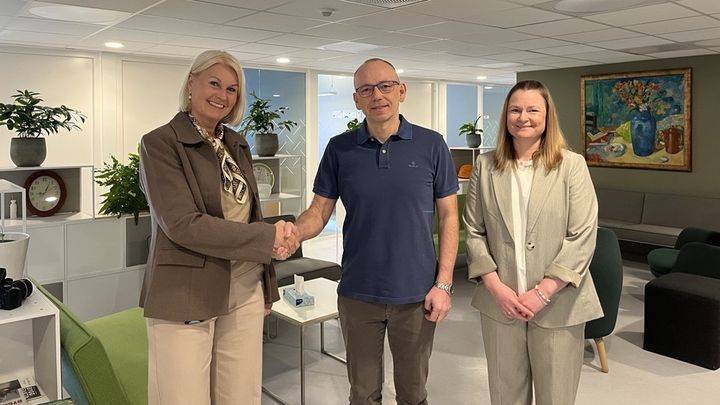 Bildet viser (fra venstre) Bente Merethe Skjetne, Frode Larsen og Sandra Sjonbotn Johansen. De står på rekke i et kontorlokale.