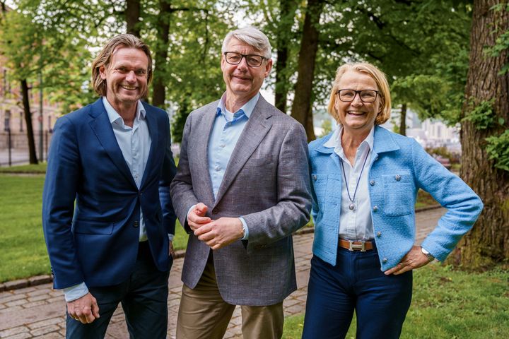 Fra venstre: Gustav Gotteberg, viseadministrerende direktør i Heder Bank, Morten Andreas Meyer, generalsekretær i Huseierne og Anette Willumsen, administrerende direktør i Heder Bank.