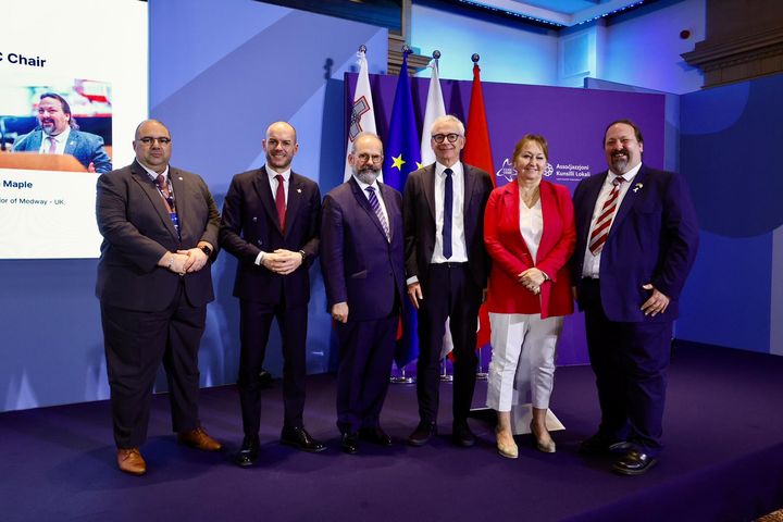 Gunn Marit Helgesen sammen med den øvrige ledelsen i CEMR.