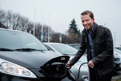 VIL HA HØYERE ELBILANDEL: Petter Haugneland i Elbilforeningen er ikke helt fornøyd med en elbilandel på 83,4 prosent så langt i 2023. Foto: Elbilforeningen/Aksel Jermstad