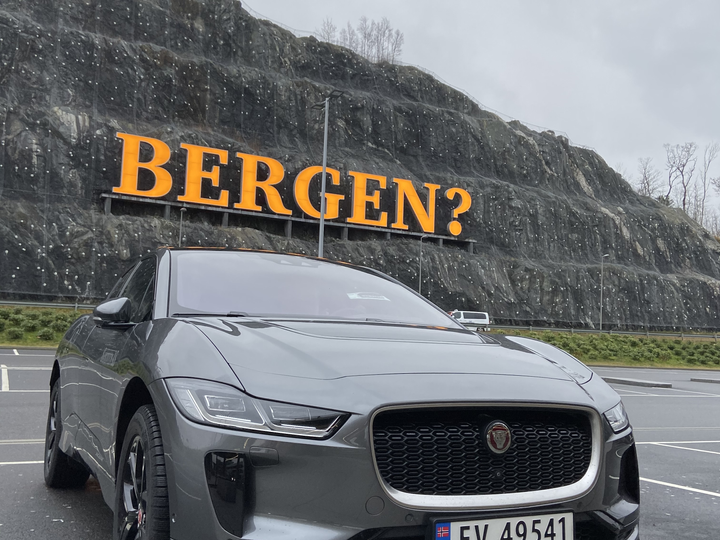 BERGEN + ELBIL = SANT. Det er ingen grunn til å stille spørsmåltegn ved om elbil og Bergen passer sammen. Foto: Markus Rotevatn.