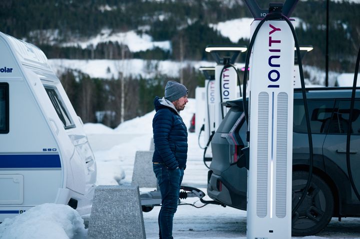 GÅR MYE RASKERE MED FORVARMING: Den norske vinteren kan være kald. Om du forvarmer batteriet går hurtiglading mye raskere, sier Ståle Frydenlund i Elbilforeningen. Foto: Jamieson Pothecary/Elbilforeningen